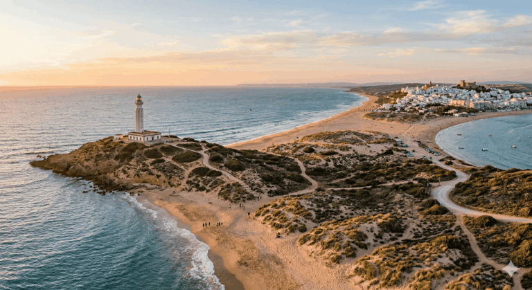 Faro de Trafalgar y costa atlántica en Cádiz