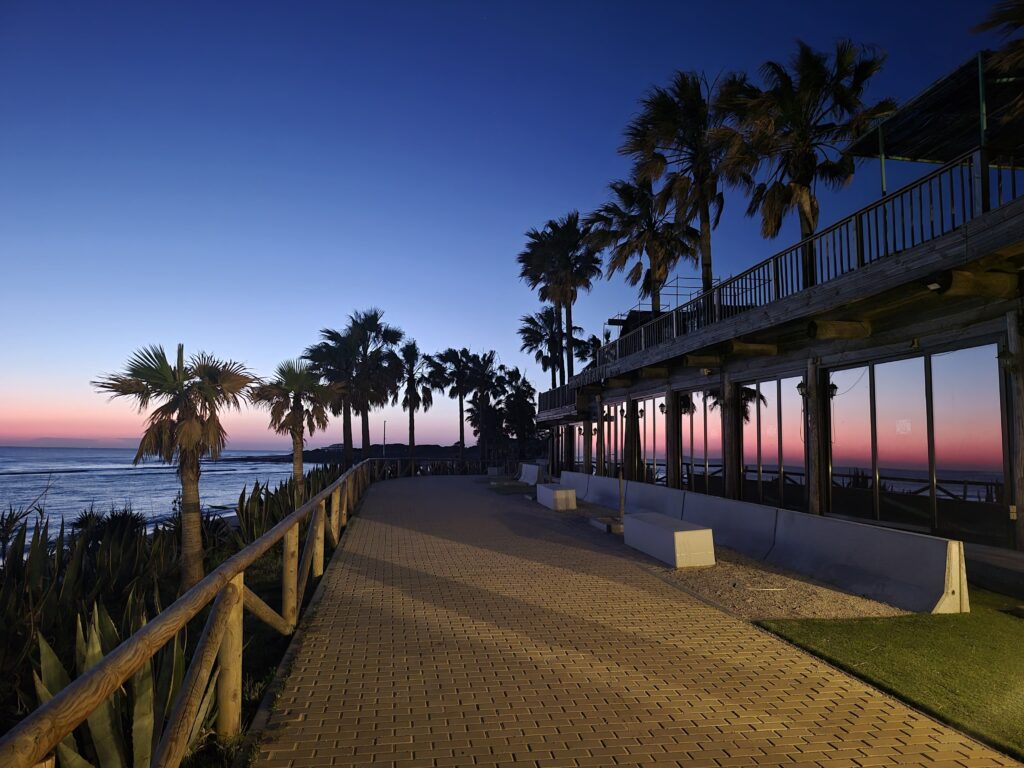 Paseo marítimo junto a la Playa de Zahora al atardecer